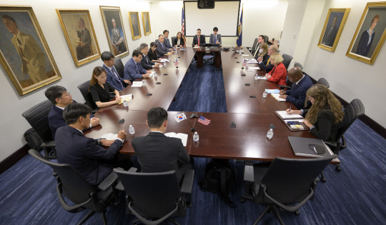 이종호 과기정통부 장관이 1일(현지시간) 미국 워싱턴DC에서 빌 넬슨 미 NASA 청장을 만나 양국 간 우주 협력을 위한 의견을 나누고 있다.        과기정통부 제공